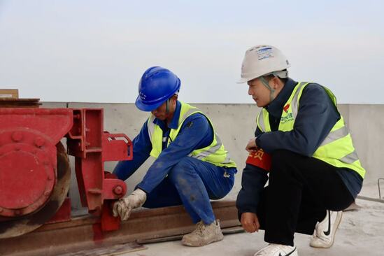 【質(zhì)量安全】以“寒”為令 筑牢防線——平漯周高鐵項目多措并舉守護冬季施工安全 (1).jpg